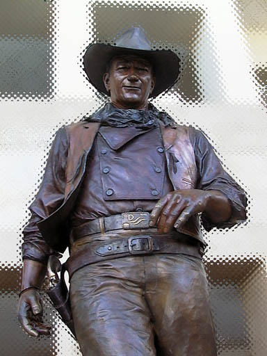 John Wayne szobra a rla elnevezett reptren.